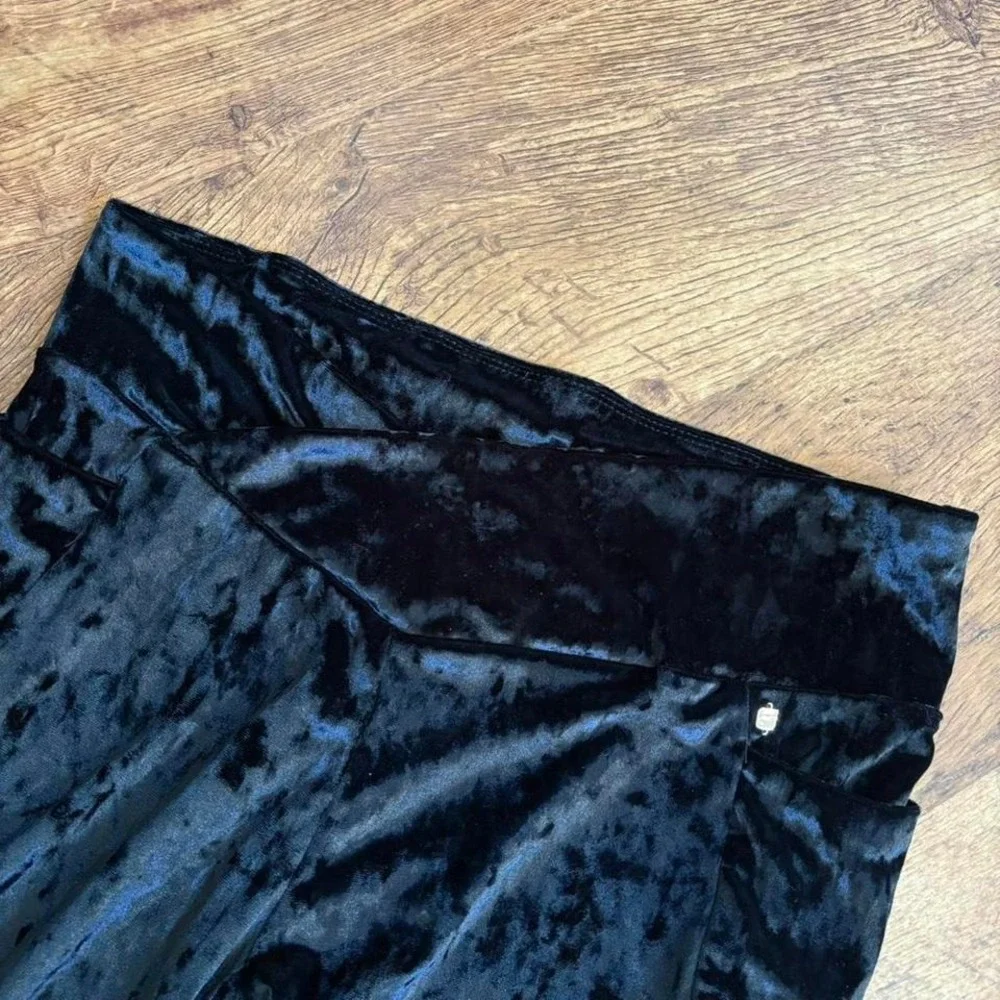 Black velvet leggings by Fabletics size XL,‎ comfy, casual